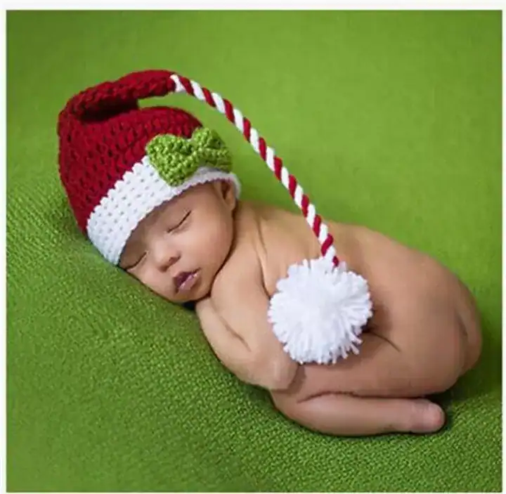 قبعة تصوير مواليد كروشيه أحمر ثيم قزم بذيل طويل مخطط وفيونكة خضراء