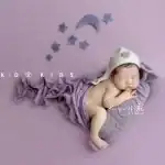 مخدة صوف حجم كبير بتصميم محبوك باللون السماوي والرمادي والوردي والبنفسجي تستخدم كقاعدة دعم مريحة لتصوير المواليد حديثي الولادة