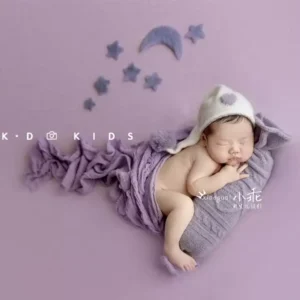 مخدة صوف حجم كبير بتصميم محبوك باللون السماوي والرمادي والوردي والبنفسجي تستخدم كقاعدة دعم مريحة لتصوير المواليد حديثي الولادة