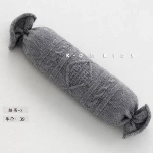 مخدة صوف حجم كبير بتصميم محبوك باللون السماوي والرمادي تستخدم كقاعدة دعم مريحة لتصوير المواليد حديثي الولادة