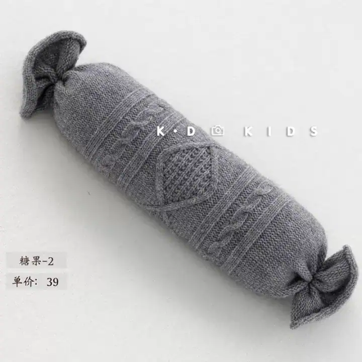 مخدة صوف حجم كبير بتصميم محبوك باللون السماوي والرمادي تستخدم كقاعدة دعم مريحة لتصوير المواليد حديثي الولادة