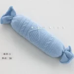 مخدة من الصوف حجم كبير باللون البني والرمادي والأبيض بتصميم مموج فاخر تستخدم كخلفية لتصوير المواليد