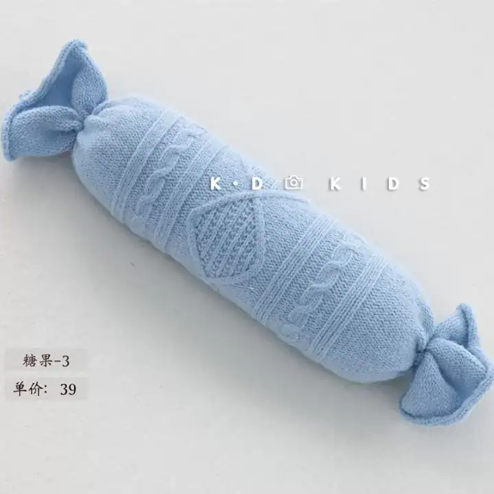 مخدة من الصوف حجم كبير باللون البني والرمادي والأبيض بتصميم مموج فاخر تستخدم كخلفية لتصوير المواليد