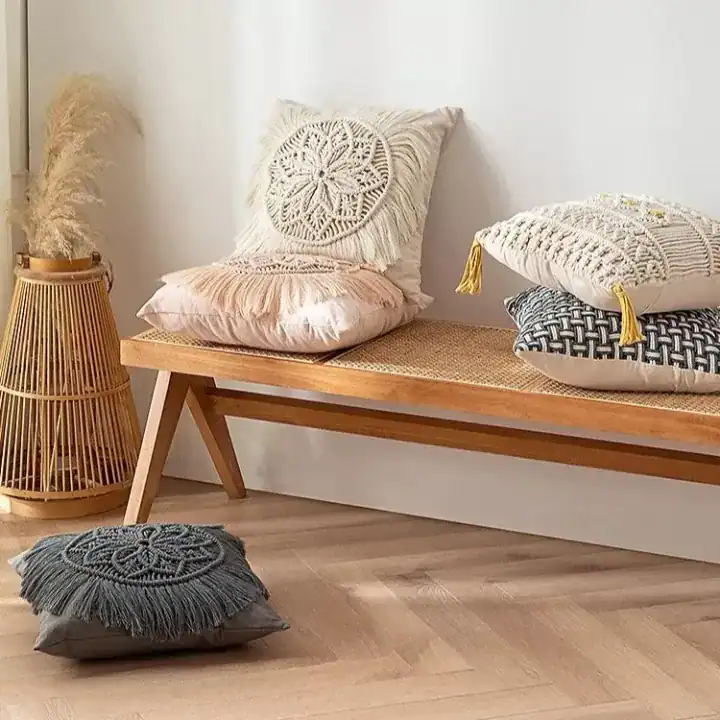 خدادية كرسي مطرزة يدوياً بنقش ماندالا دائري وشراشيب مكرمية بوهيمية باللون البيج والرمادي لتزيين غرف المعيشة