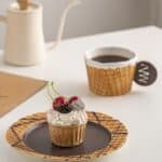 صحن تقديم حلى سيراميك دائري تصميم بسكويت بني في الوسط