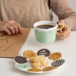 صحن تقديم حلى سيراميك أبيض مزين برسومات كوكيز وبسكويت