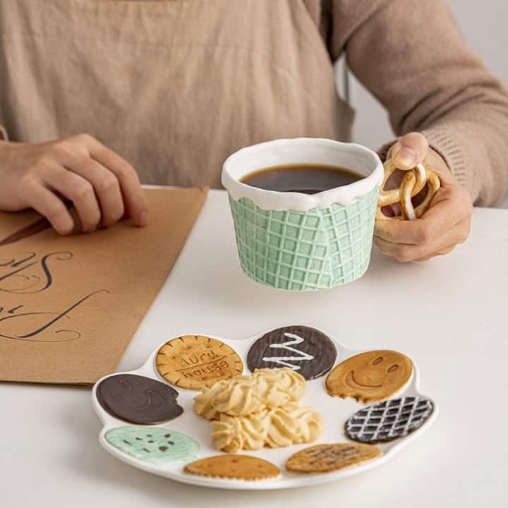 صحن تقديم حلى سيراميك أبيض مزين برسومات كوكيز وبسكويت