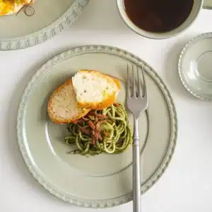 صحن تقديم سيراميك أخضر فاتح حواف لؤلؤية للمقبلات