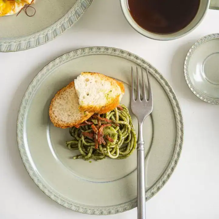 صحن تقديم سيراميك أخضر فاتح حواف لؤلؤية للمقبلات