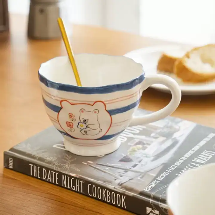 كوب قهوة سيراميك واسع 400 مل رسمة دبدوب وخطوط زرقاء