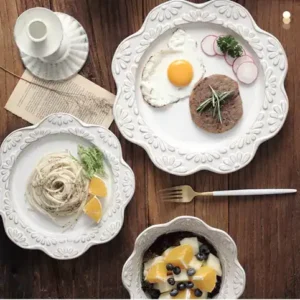 صحن تقديم دائري سيراميك أبيض نقوش ورد للحلويات