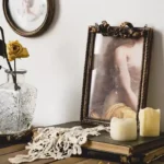 برواز حائط خشبي بني غامق بنقوش نحاسية فكتورية وزخرفة علوية ملكية لتزيين الجدران بأسلوب كلاسيكي أوروبي