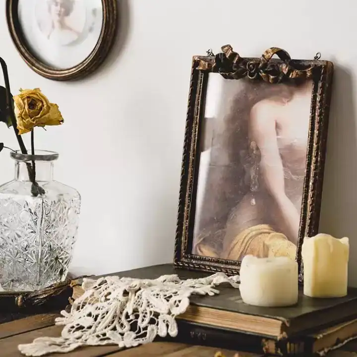 برواز حائط خشبي بني غامق بنقوش نحاسية فكتورية وزخرفة علوية ملكية لتزيين الجدران بأسلوب كلاسيكي أوروبي