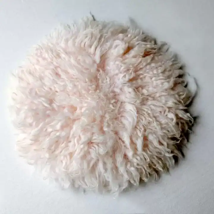 بساط فلوكاتي دائري من صوف الخروف الأسترالي الطبيعي باللون الأبيض والوردي لتصوير المواليد باحترافية