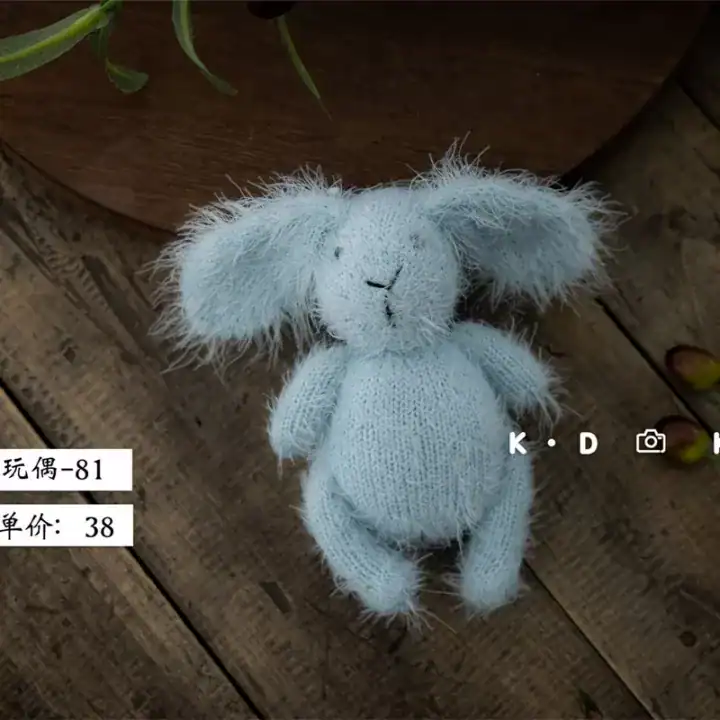 دمية أرنب من الصوف الناعم بتصميم وبري فلافي وآذان طويلة متوفرة بألوان بيج وأصفر ووردي وسماوي لتصوير المواليد باحترافية