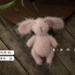 دمية أرنب كروشيه وردية محبوكة يدوياً مخصصة لتصوير المواليد وحديثي الولادة بأسلوب فني بوهيمي احترافي