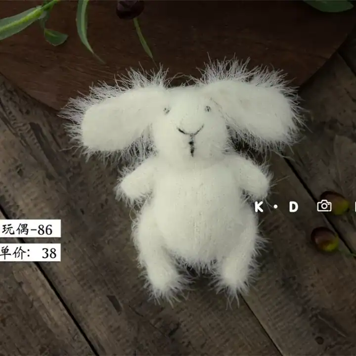 دمية أرنب كروشيه محبوكة يدوياً بلون هادئ لتصوير المواليد وحديثي الولادة بأسلوب فني احترافي