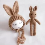 طقم كروشيه أرنب بني محبوك يدوياً يتكون من قبعة بآذان طويلة ودمية لتصوير المواليد وحديثي الولادة بأسلوب فني لطيف