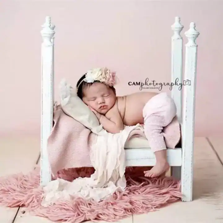 سرير تصوير مواليد خشبي لون ابيض باربعة اعمدة طويلة تصميم ملكي