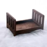 سرير تصوير مواليد خشبي لون بني داكن جوز تصميم شرائح عمودية هندسي