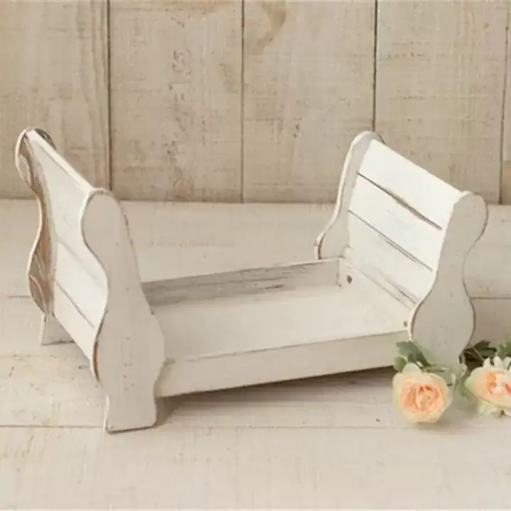 سرير تصوير مواليد خشبي لون ابيض معتق بتصميم زلاجة منحني شابي شيك