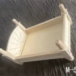 سرير خشبي لون بيج كريمي لتصوير المواليد تصميم شابي شيك