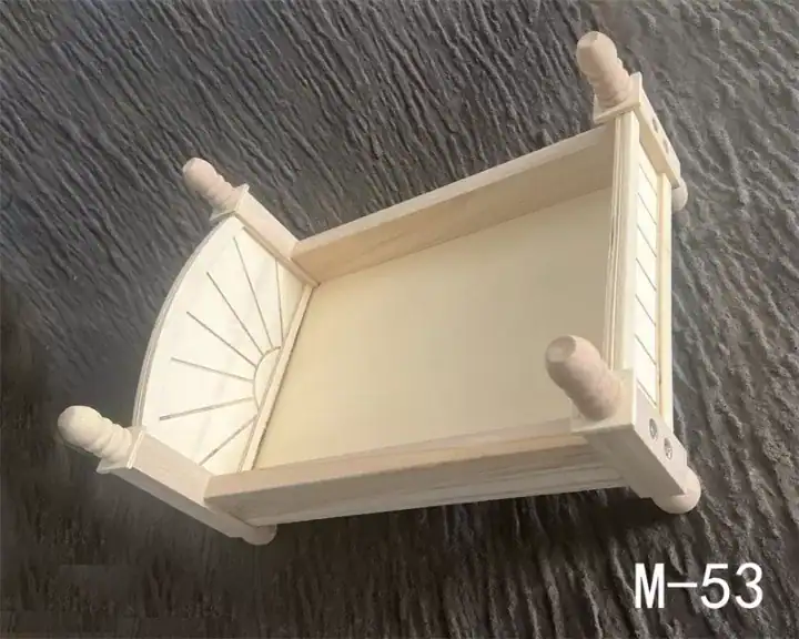 سرير خشبي لون بيج كريمي لتصوير المواليد تصميم شابي شيك