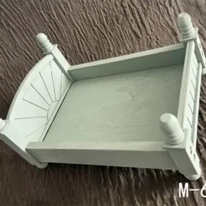 سرير خشبي لون اخضر زيتي فاتح سيج لتصوير المواليد تصميم شابي شيك