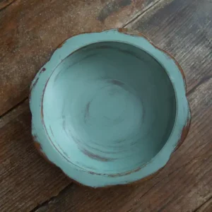 وعاء خشبي شابي شيك باللون الفيروزي العتيق لتصوير المواليد وحديثي الولادة بأسلوب فني احترافي