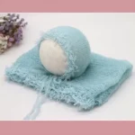 طقم لفة وقبعة صوف لتصوير المواليد لون أزرق سماوي بحواف خيوط مشرشبة