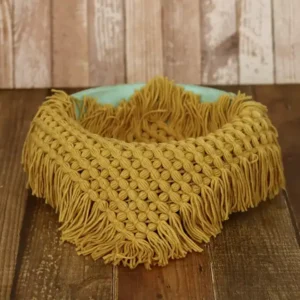 خلفية مربعة من الصوف الناعم بتصميم محبوك وشراشيب جانبية متوفرة بعدة ألوان لتصوير المواليد والمنتجات بأسلوب بوهيمي راقٍ