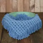 خلفية تصوير ملونه من الصوف الصناعي الناعم بتصميم مربّع وشراشيب جانبية متوفرة باللون البنفسجي والأزرق لتصوير المواليد