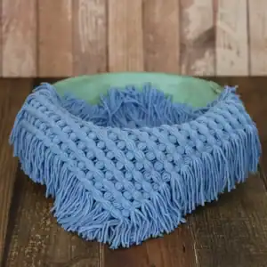 خلفية تصوير ملونه من الصوف الصناعي الناعم بتصميم مربّع وشراشيب جانبية متوفرة باللون البنفسجي والأزرق لتصوير المواليد