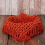 خلفية مربعة من الصوف الناعم بتصميم يدوي وشراشيب جانبية متوفرة بألوان متعددة لتصوير المواليد والمنتجات بأسلوب بوهيمي راقٍ