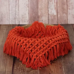 خلفية مربعة من الصوف الناعم بتصميم يدوي وشراشيب جانبية متوفرة بألوان متعددة لتصوير المواليد والمنتجات بأسلوب بوهيمي راقٍ