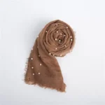 لفة قماش قطن لتصوير المواليد لون بني كوفي مزينة بحبات اللؤلؤ على الأطراف