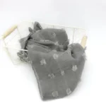 لفة قماش قطن لتصوير المواليد لون رمادي بنقش مربعات بارزة داخل سلة