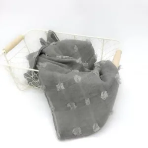 لفة قماش قطن لتصوير المواليد لون رمادي بنقش مربعات بارزة داخل سلة