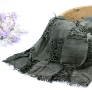 لفة قماش قطن وشيفون لتصوير المواليد لون زيتي غامق جيشي بنتوءات مربعة