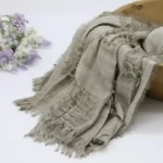 لفة قماش قطن وشيفون لتصوير المواليد لون رمادي فاتح بنتوءات مربعة