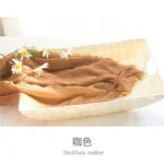 لفة قماش قطن لتصوير المواليد لون بني كوفي دافئ داخل سلة