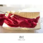 لفة قماش قطن لتصوير المواليد لون نبيتي خمري داخل سلة مع زهور بيضاء