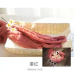 لفة قماش قطن لتصوير المواليد لون أحمر زنجبيلي قرميدي داخل سلة