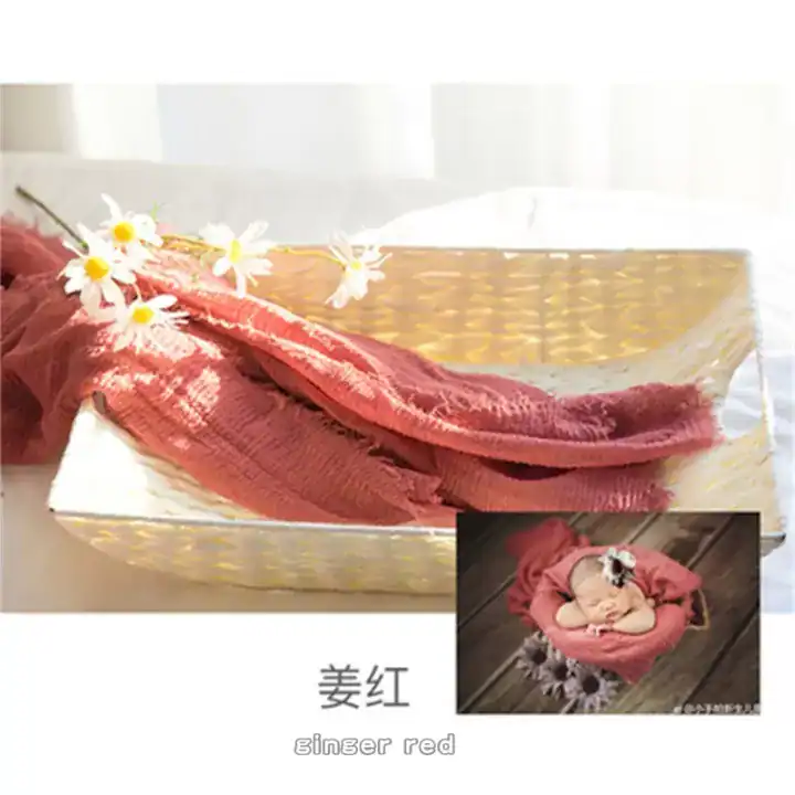 لفة قماش قطن لتصوير المواليد لون أحمر زنجبيلي قرميدي داخل سلة