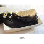 لفة قماش قطن لتصوير المواليد لون أسود ملكي داخل سلة مع زهور بيضاء