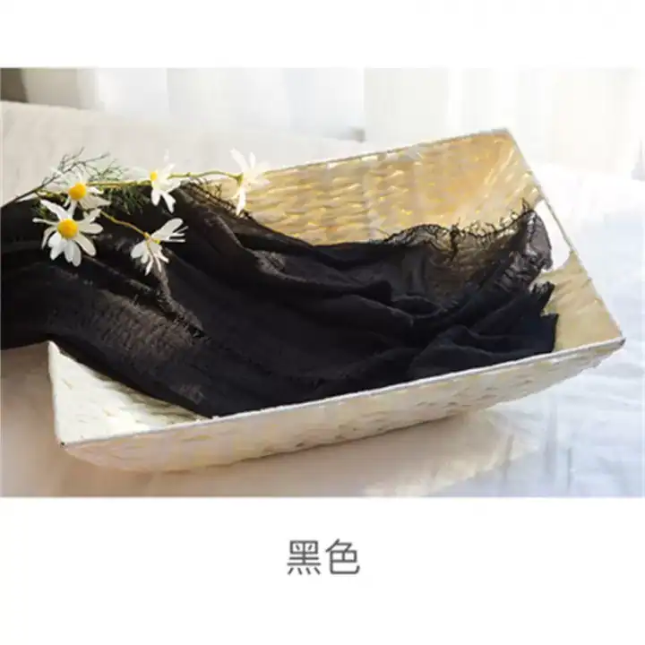 لفة قماش قطن لتصوير المواليد لون أسود ملكي داخل سلة مع زهور بيضاء