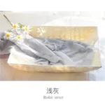 لفة قماش قطن ناعم لتصوير المواليد لون رمادي فاتح داخل سلة