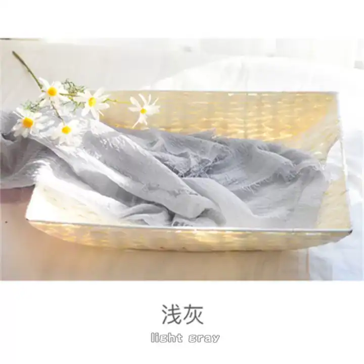 لفة قماش قطن ناعم لتصوير المواليد لون رمادي فاتح داخل سلة