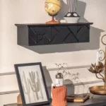 رف جداري اسود خشب مطفي واجهة هندسية للكتب والتحف