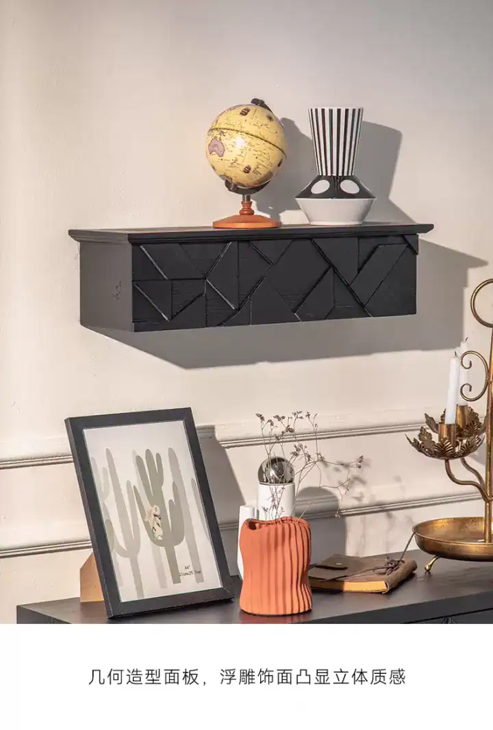 رف جداري اسود خشب مطفي واجهة هندسية للكتب والتحف